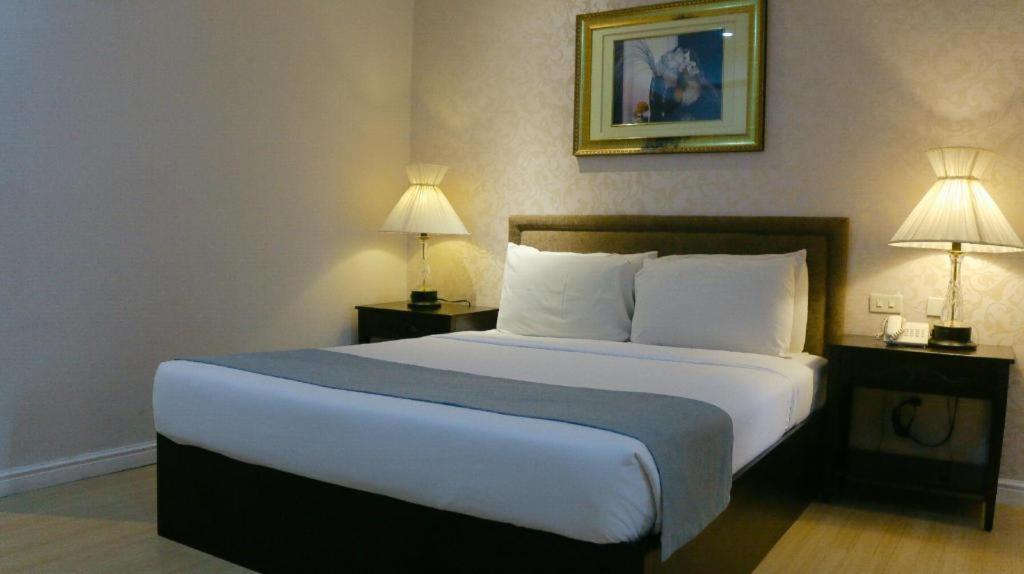 Queen Margarette Hotel Lucena Exterior photo