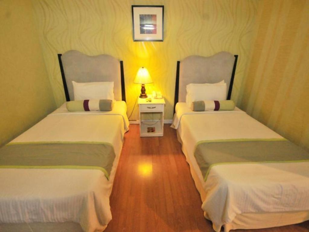 Queen Margarette Hotel Lucena Exterior photo