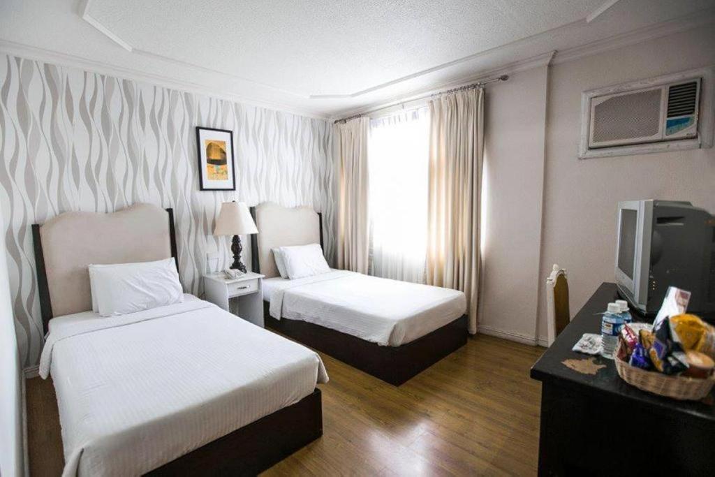 Queen Margarette Hotel Lucena Exterior photo