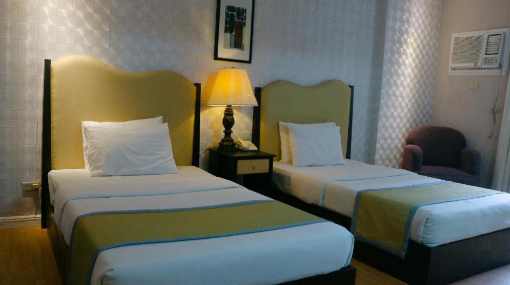 Queen Margarette Hotel Lucena Exterior photo