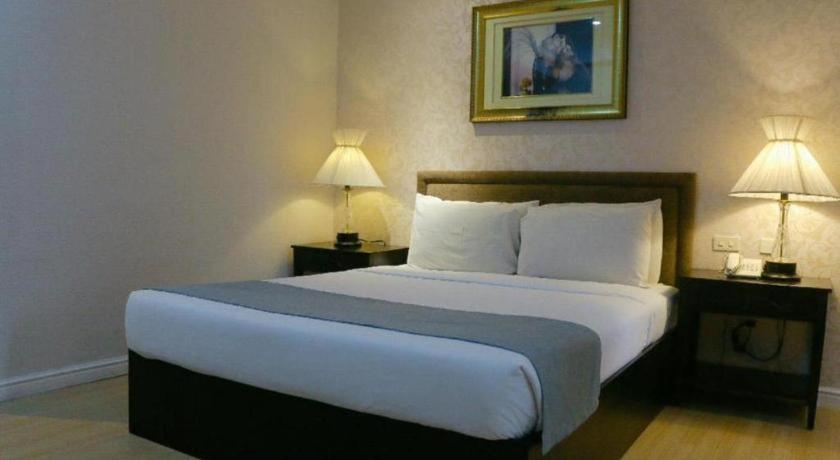 Queen Margarette Hotel Lucena Exterior photo