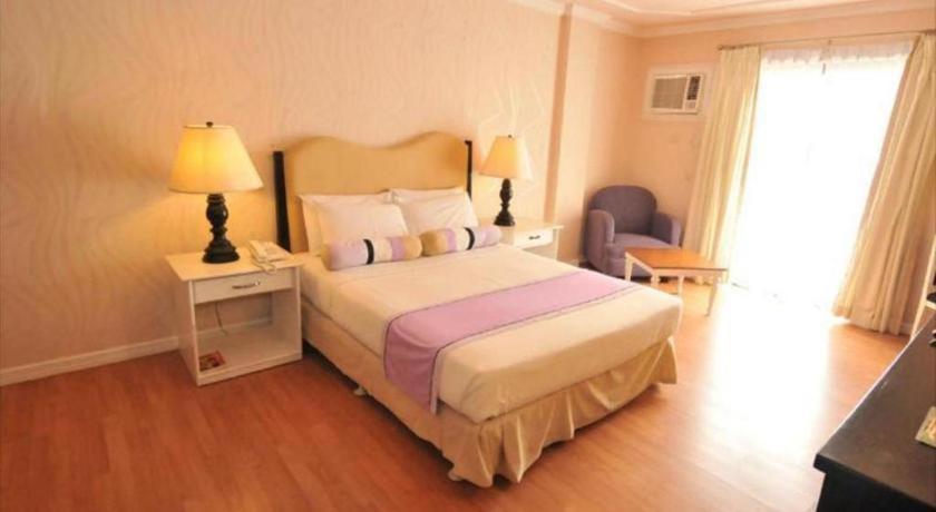Queen Margarette Hotel Lucena Exterior photo