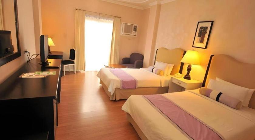 Queen Margarette Hotel Lucena Exterior photo