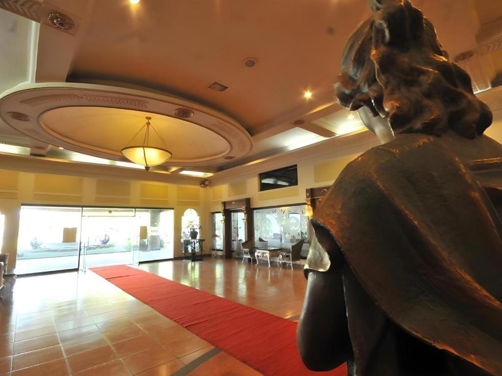 Queen Margarette Hotel Lucena Exterior photo