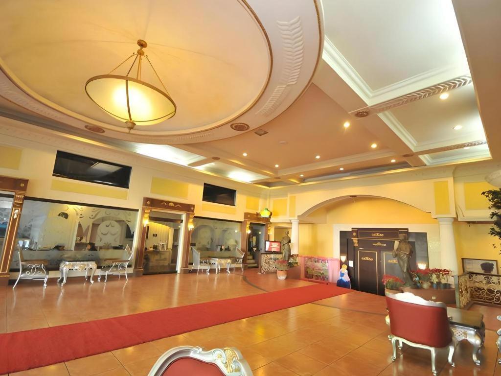 Queen Margarette Hotel Lucena Exterior photo