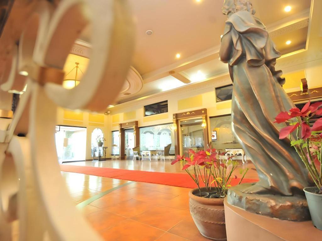 Queen Margarette Hotel Lucena Exterior photo